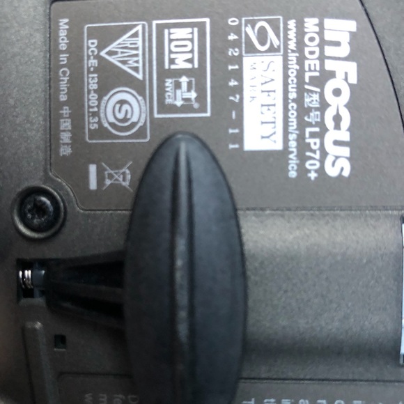 NEW PROJECTOR - Picture 5 of 12